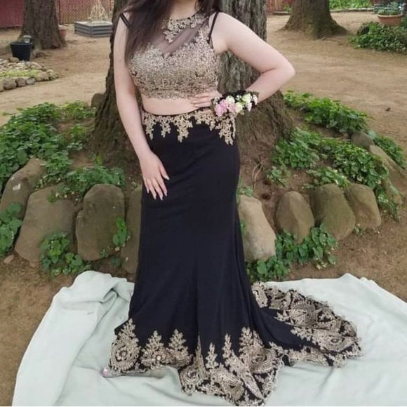 Gorgeous 2 piece prom dress - Picture 3 of 11